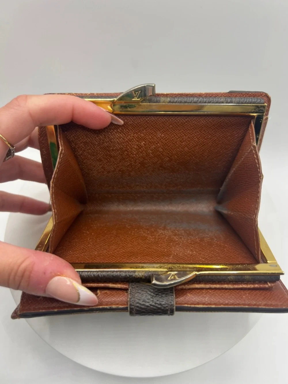 7046. Authentic Louis Vuitton Kiss-lock Monogram Canvas Snap Closure Wallet. - Picture 10 of 12